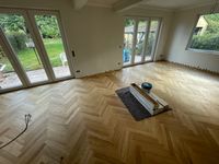 Holzboden im Wohnzimmer verlegt durch Fachkr&auml;fte von WyDa Woods GmbH