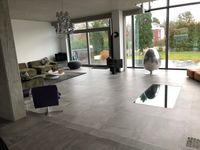 Fu&szlig;leisteninstallation im Wohnzimmer - Perfektes Finish von WyDa Woods GmbH
